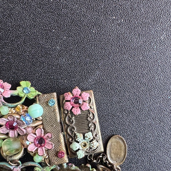 Vintage Floral Bracelet with Multicolor Accents - Picture 3 of 3
